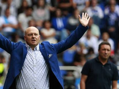 Pepe Mel levanta los brazos durante un partido del Deportivo contra la Real Sociedad.