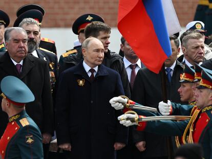 El presidente de Rusia, Vladímir Putin, preside el desfile del Día de la Victoria, el 9 de mayo en Moscú.