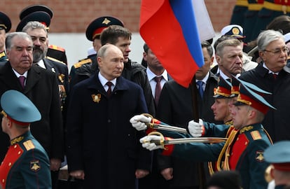El presidente de Rusia, Vladímir Putin, preside el desfile del Día de la Victoria, el 9 de mayo en Moscú.