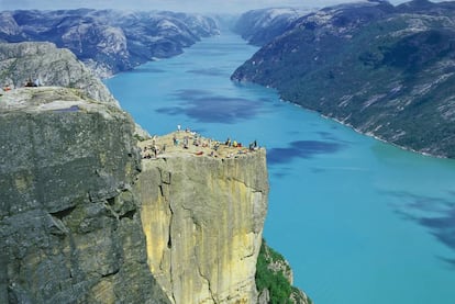 La cima del Preikestolen, o la roca del Púlpito, en el fiordo de Lyse.