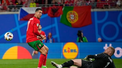 El checo Jindrich Stanek detiene un balón a Cristiano Ronaldo.