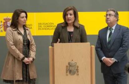 La ministra de Empleo y Seguridad Social, Fátima Báñez (c), junto a la delegada del Gobierno en Andalucía, Carmen Crespo, y el alcalde de Sevilla, Juan Ignacio Zoido, en rueda de prensa hoy.