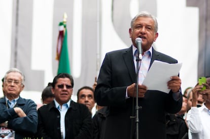 López Obrador se dirige a sus seguidores durante el mitin de la marcha.