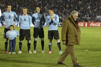 Los jugadores de La Celeste, con el presidente uruguayo, Jos&eacute; Mujica. 