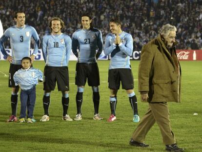Los jugadores de La Celeste, con el presidente uruguayo, Jos&eacute; Mujica. 