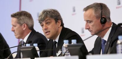 El presidente de Seat, Luca de Meo, junto al vicepresidente económico, Holger Kintscher, y el vicepresidente de ventas, Dr. Andreas Offermann