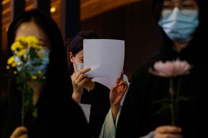 Durante las protestas, que se han extendido a Hong Kong, muchos aprovecharon los folios para cubrirse el rostro y evitar así ser reconocidos en las imágenes. Cabe destacar que en todas las manifestaciones, además de prensa internacional, había un buen número de efectivos de seguridad registrando cada movimiento.