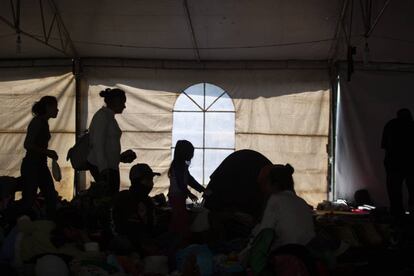 Se instalaron cuatro carpas sin embargo durante la madrugada de hoy arribaron más migrantes a las instalaciones del Albergue en el Estadio Jesús Martínez, “Palillo” en Ciudad Deportiva en la Magdalena Mixhuca.