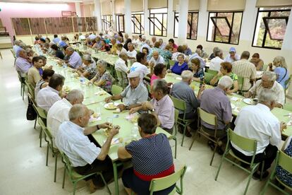 Hora de la comida el martes en la residencia donde han alojado a los vecinos de las pedanías cercanas a Yeste.