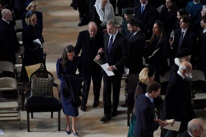 Este martes, Windsor ha sido testigo de otro reencuentro público entre los actuales monarcas de España y los eméritos, Juan Carlos y Sofía. No había una imagen de ellos juntos desde  el funeral en Atenas de Constantino II, aunque sí se vieron el pasado mes de diciembre en la celebración en Madrid del 60º cumpleaños de la infanta Elena.