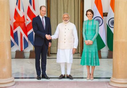 La Duquesa ha vestido varias firmas británicas en su visita oficial a India. En la imagen, con un vestido de Temperley London.