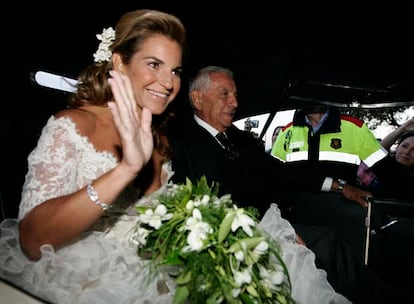 Arantxa, con su padre, camino de la ceremonia.