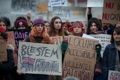 Varias mujeres se manifiestan por los derechos de la mujer en Bucarest, Rumanía; este viernes.