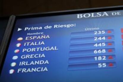 Vista del panel de la Bolsa de Madrid que refleja la evolución de la prima de riesgo de los países europeos.