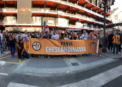 Los miembros de la Penya Chescandinavia en Mestalla, en un viaje que organizaron desde Noruega para las Fallas.