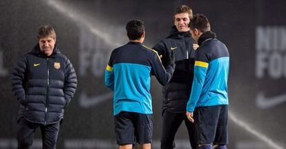 Roura, de fondo, con Tito hablando con Pedro y Villa en primer plano, en un entrenamiento de la semana anterior.