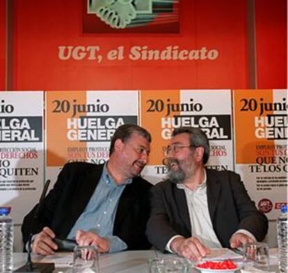 Fidalgo (izquierda) y Méndez, en su encuentro de ayer, jueves 23 de mayo de 2002, para anunciar la ratificación de la huelga.