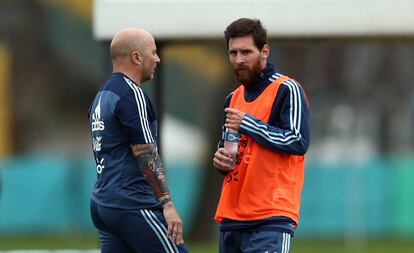 Messi charla con el técnico argentino, Sampaoli, este lunes.