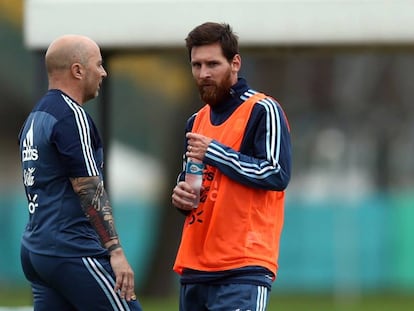 Messi charla con el técnico argentino, Sampaoli, este lunes.