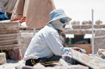 Un trabajador en una planta de litio en el salar de Salinas Grandes, en el norte de Argentina.