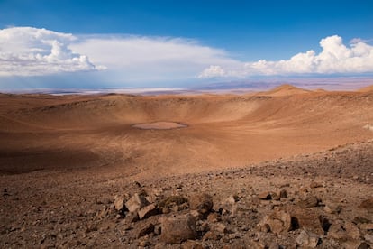 A 200 kilómetros de Antofagasta, en el festival de colores del desierto de Atacama, el Monturaqui se formó en una época del pasado entre 660.000 y 90.000 años por el pepinazo de un meteorito de hierro del que se han recuperado algunos fragmentos. Su diámetro supera de largo los 300 metros. Además de conocer el cráter, se puede recorrer la cuenca de las mayores salinas de Chile. No muy lejos, a 110 kilómetros y cerca de San Pedro de Atacama, se encuentra la reserva nacional Los Flamencos, donde se puede avistar un buen número de aves, como los ñandúes, similares a los avestruces, y mamíferos autóctonos como guanacos, vicuñas, llamas o alpacas.