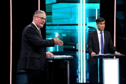 Keir Starmer (izquierda) y Rishi Sunak, en el debate emitido este martes en la cadena ITV.
