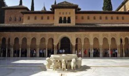 Vista del Patio de los Leones de la Alhambra de Granada. EFE/Archivo