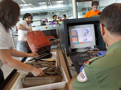 Ensayo de embarque con figurantes en la nueva terminal del aeropuerto de Santiago de Compostela.