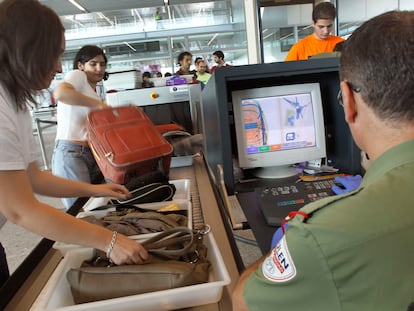 Ensayo de embarque con figurantes en la nueva terminal del aeropuerto de Santiago de Compostela.