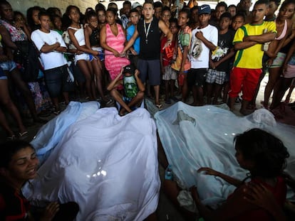 Moradores da Cidade de Deus frente os sete corpos encontrados na mata da favela.