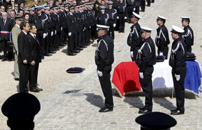 El presidente francés, Nicolás Sarkozy, y el español, José Luis Rodríguez Zapatero, presiden el funeral de Estado del primer policía francés asesinado por ETA.