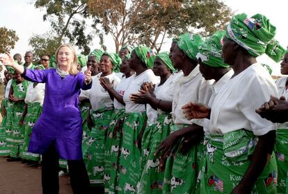 En agosto de 2012, Clinton participó y bailó en una ceremonia con mujeres de Malawi.