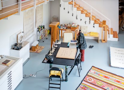 The artist, in full activity in her home-studio in the mountains of Madrid. 