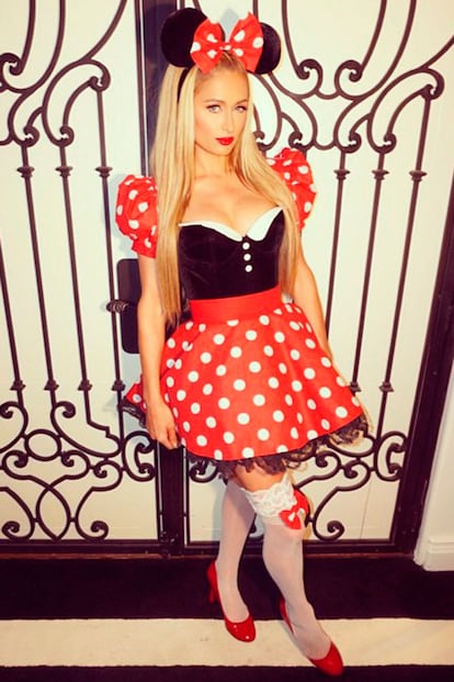 Paris Hilton da prioridad a estar sexy antes que terrorífica y se apunta al clásico disfraz de Minnie Mouse.