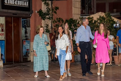 La reina emérita Doña Sofía, la reina Letizia, la infanta Sofía, el rey Felipe VI, y la princesa Leonor a su salida del CineCiutat en Palma.