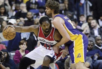 Nene Hilario bota con Gasol defendiéndolo.