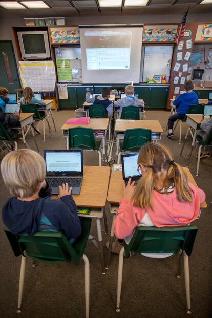 Estudiantes usando Google Chromebooks en clase.