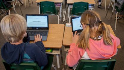 Estudiantes usando Google Chromebooks en clase.