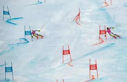 El esquiador alemán Max Geissler-Hauber (a la derecha) y el finlandés Jaakko Tapanainen compiten en la final de esquí alpino paralelo por equipo mixto, enmarcada dentro de los Juegos Olímpicos Juveniles de Invierno 2020 en Ormont-Dessus (Suiza).
