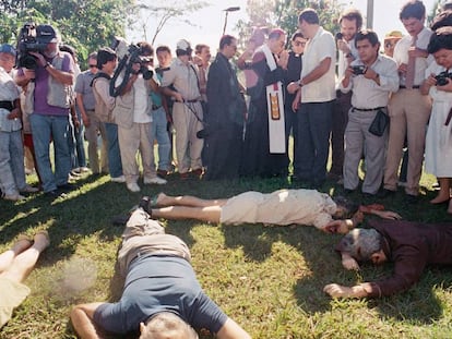 El arzobispo de San Salvador, Arturo Rivera y Damas, rodeado de periodistas en el lugar en el que fueron asesinados los jesuitas.