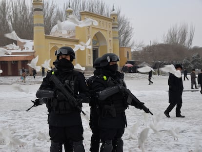 Fuerzas de seguridad desplegadas junto a la mezquita de Id Kah, en la prefectura de Kashgar, en Xinjiang, en febrero de 2014.