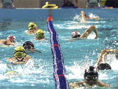 Atasco de nadadores en las calles de la piscina de Sant Jordi.