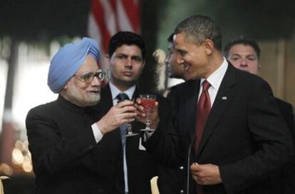 El presidente Barack Obama brinda con el primer ministro indio, Manmohan Singh, durante una cena de Estado en Rashtrapati Bhavan, Nueva Delhi