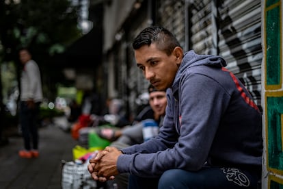 Héctor Iván Martínez, migrante venezolano, ha dormido por días en compañía de su pareja, Laura Solares, a las afueras de las instalaciones de la de la Comisión Mexicana de Ayuda a Refugiados (COMAR), en la Zona Rosa de Ciudad de México. 
