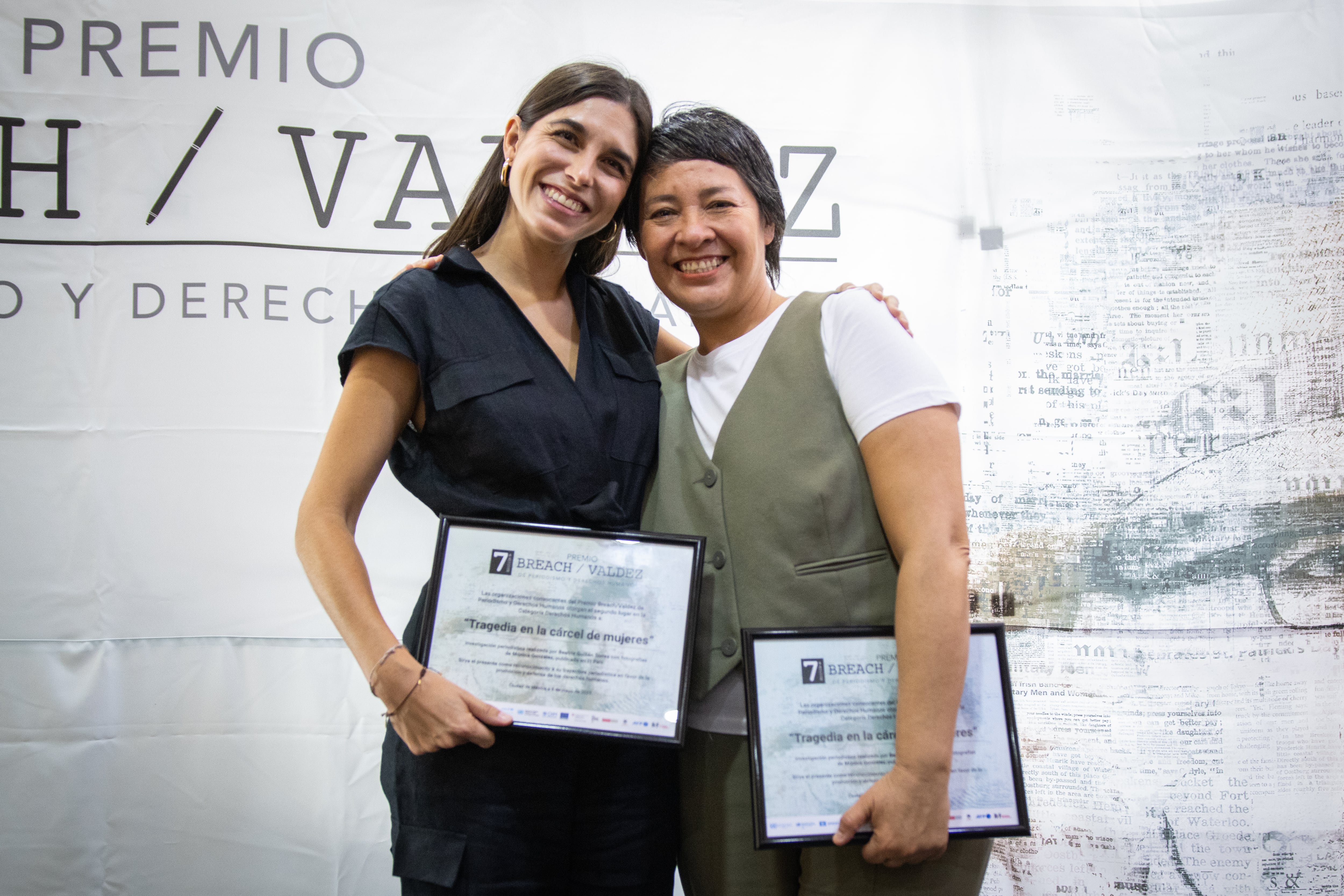Beatriz Guillén y Mónica González en la premiación de Periodismo y Derechos Humanos Breach Valdez.