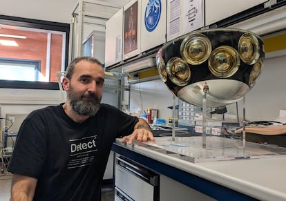 El físico Juande Zornoza, coordinador en el telescopio KM3NeT, junto a un detector de neutrinos.