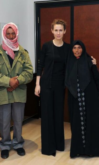 Asma al-Assad, con miembros de familias víctimas de la guerra.