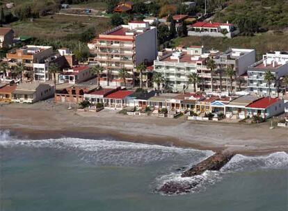 Vista aérea de la playa de Nules, con construcciones en la primera línea de playa.