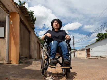 Kanhu Raka Kamayurá na rua de sua casa em Brasília