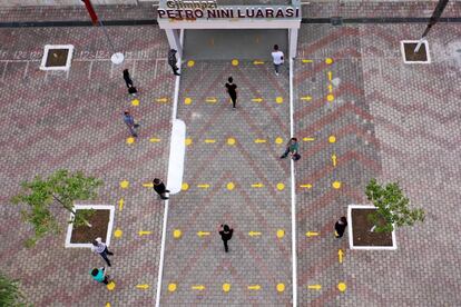 Estudiantes de una escuela de secundaria respetan la distancia social en un instituto en Tirana (Albania).